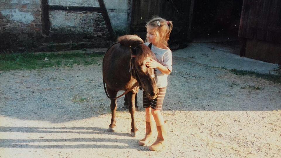 Ke kravám a zase ven. Jak Natálie Roučková získala chuť skákat
