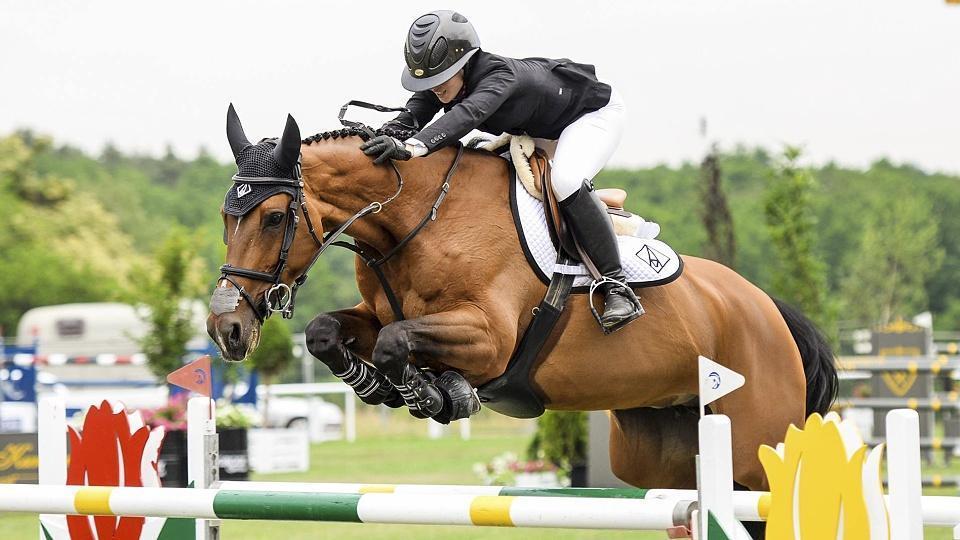 Emma de Moussac se vrací na kolbiště. Pozastavení činnosti skončilo