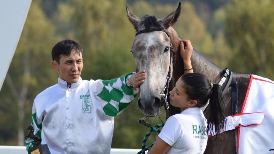 Dostihová kometa stoupá. Murzabajev přestupuje jako jednička k Fabremu